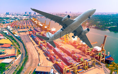 鸟瞰图物流和运输的集装箱货物船舶和货机的进出口和运输背景。照片摄影